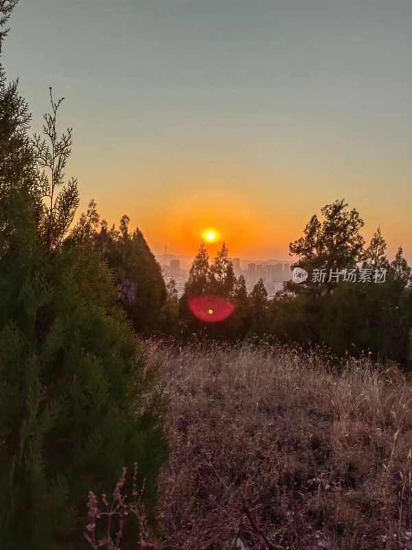 山林间的落日景象