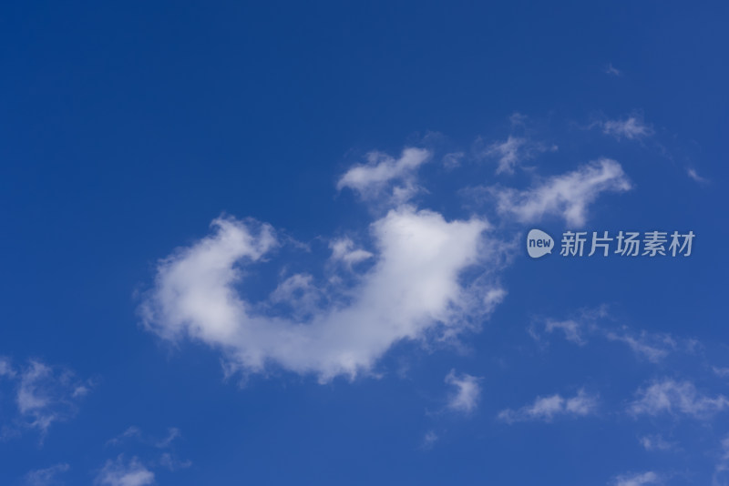 蓝色天空白云飘过夏天晴朗天气小清新