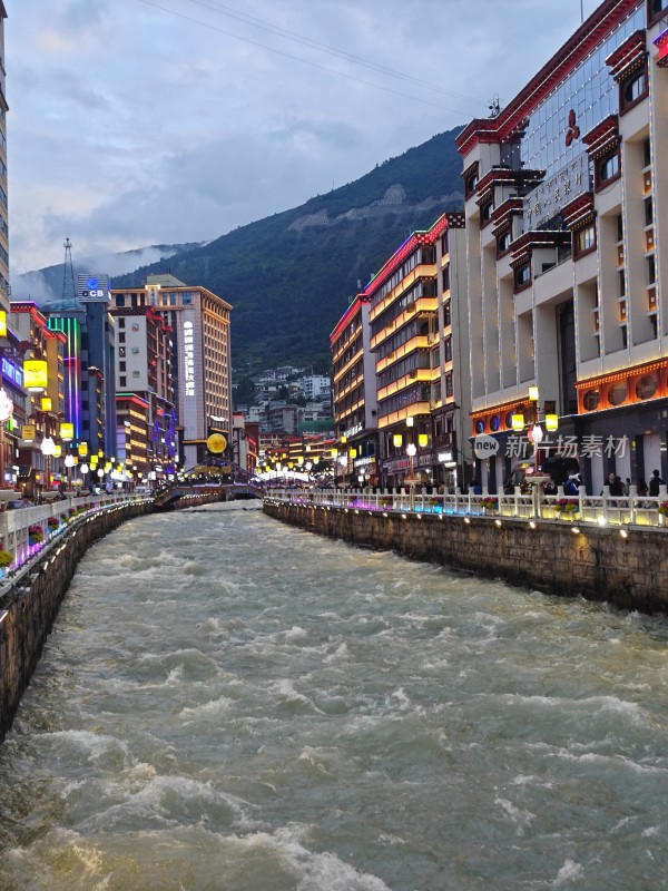 依山傍水的多彩城市街道夜景