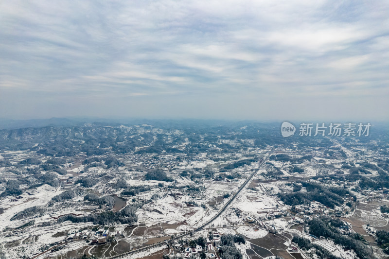 山川丘陵农田冬天雪景航拍图