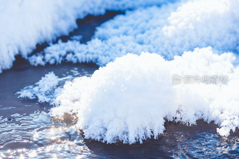 冬季河流表面的积雪