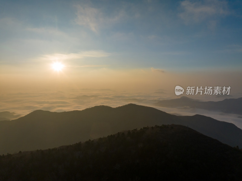 清晨的山间云海