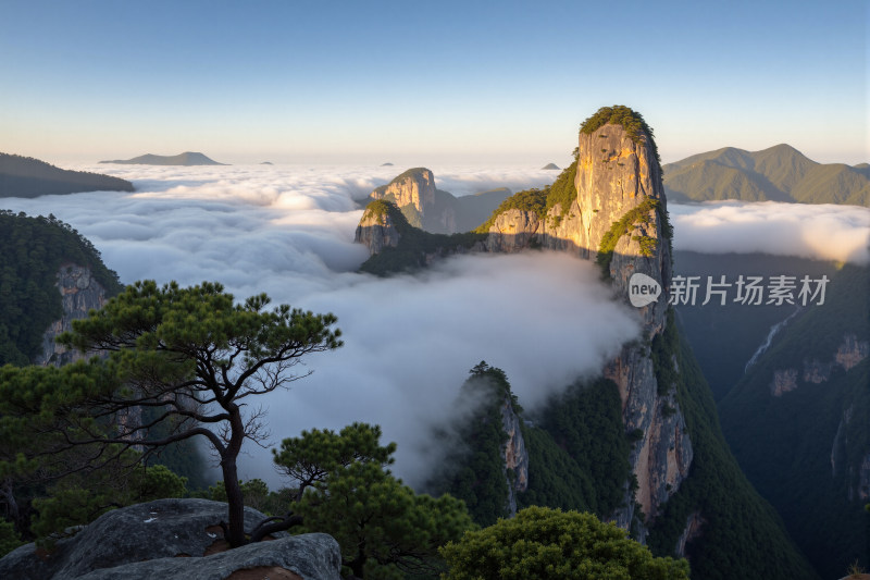 山间云海环绕的巍峨山峰