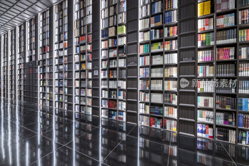 图书馆内整齐排列的书架