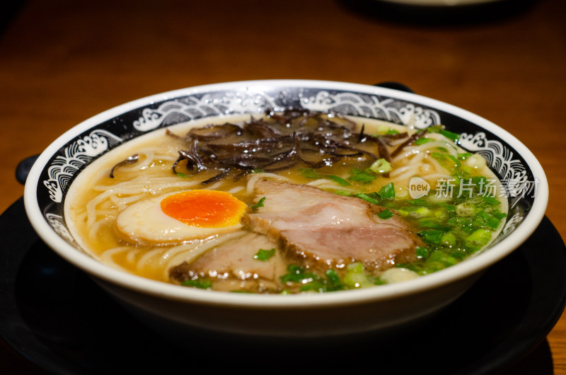 一碗日式豚骨拉面特写