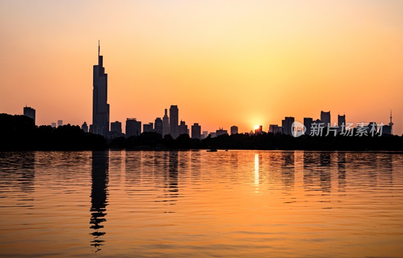 南京玄武湖畔紫峰大厦城市日落全景