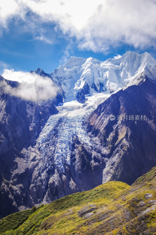 云雾中雪山冰川自然风景