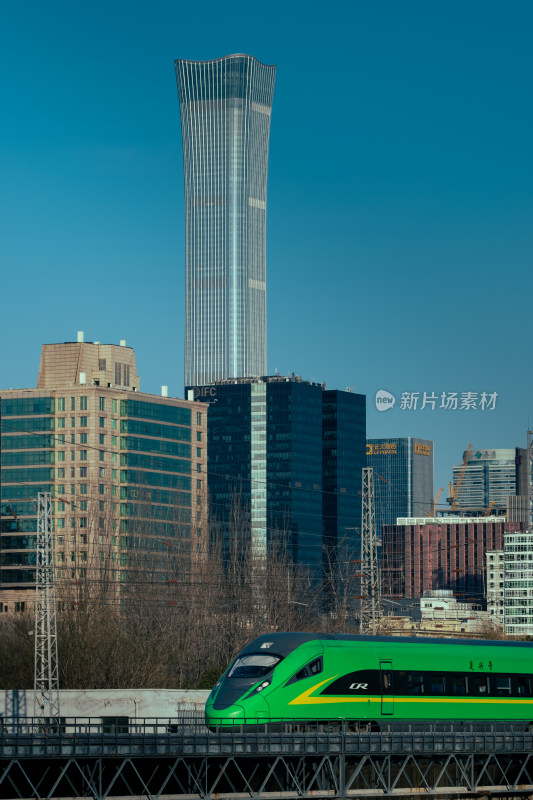 火车行驶在北京CBD背景中国尊