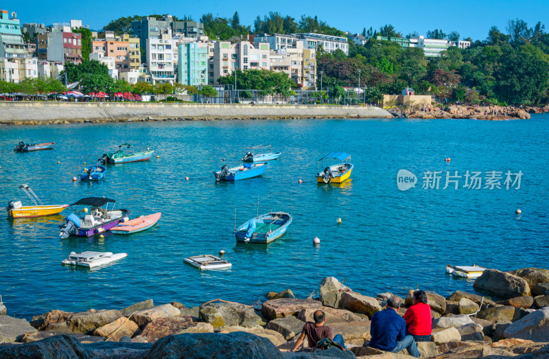 香港赤柱海湾港口城市建筑与渔船