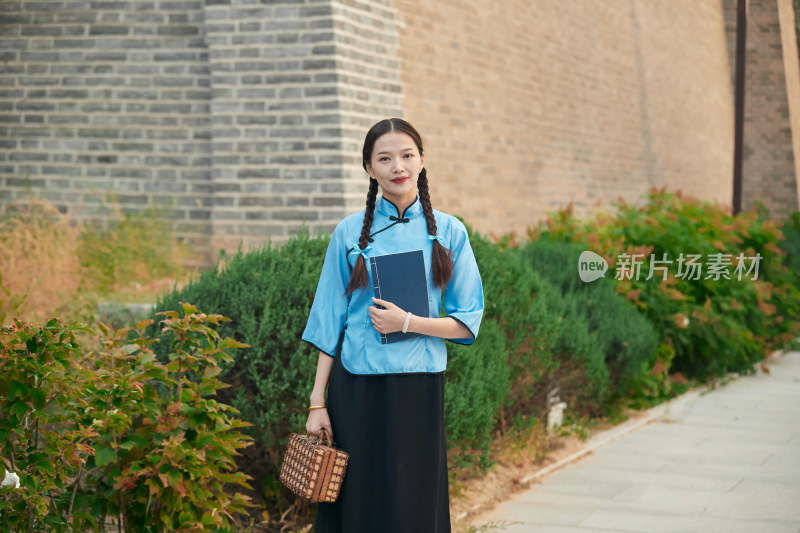 在古城身穿民国学生服饰的女大学生