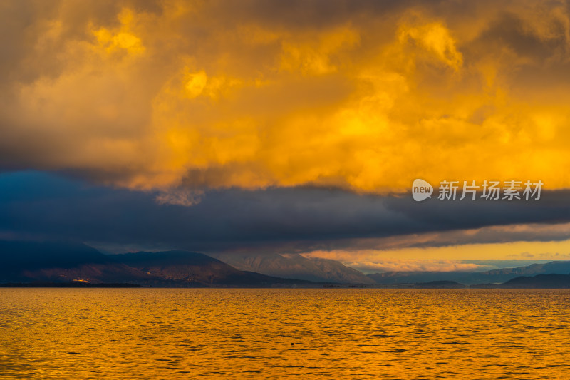 大理洱海 黄昏时分湖景与天空云彩