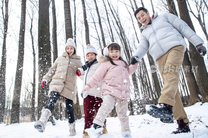 雪地里玩耍的欢乐家庭