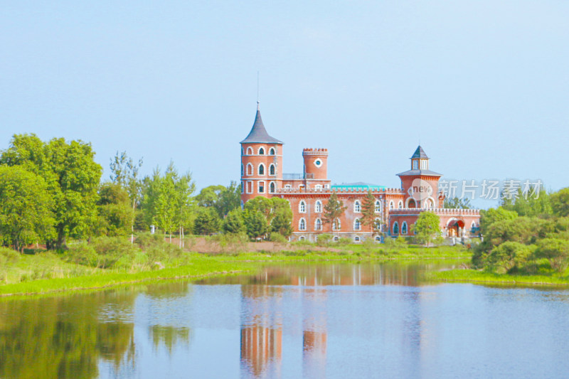 湖畔欧式城堡风景