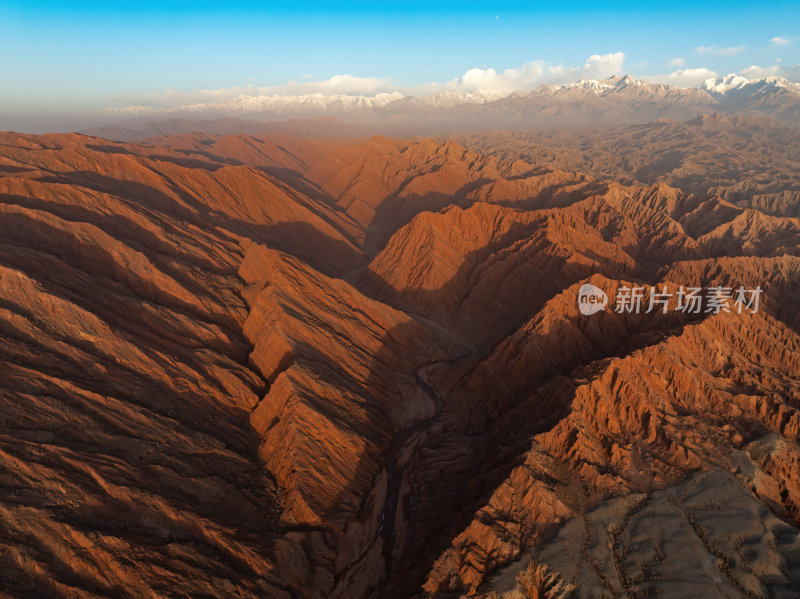 新疆南疆阿克苏温宿大峡谷天山托木尔峰航拍