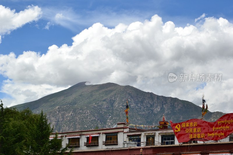 藏式建筑与远山蓝天白云景观