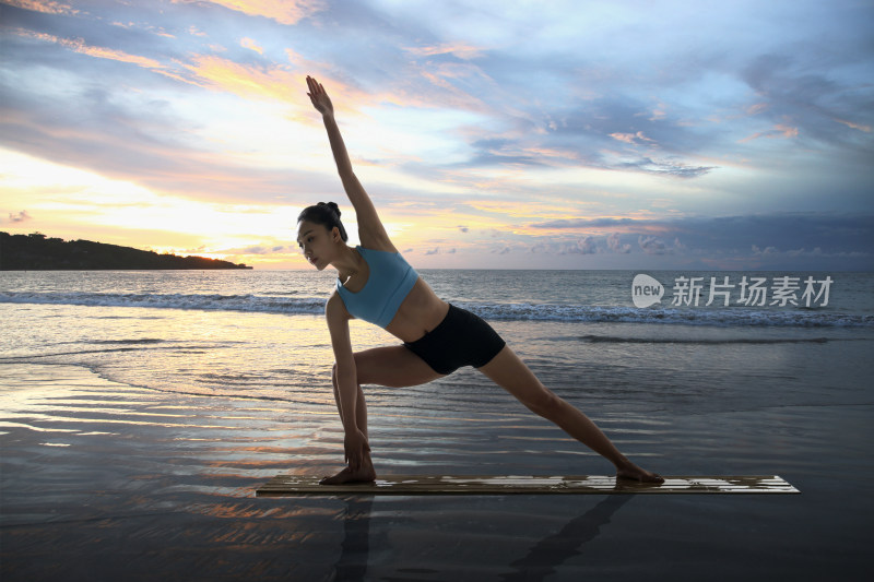 年轻女人在水面上练习瑜伽