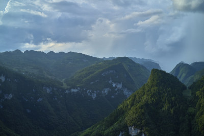 细长陡峭的峡谷