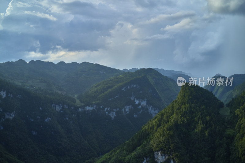 细长陡峭的峡谷