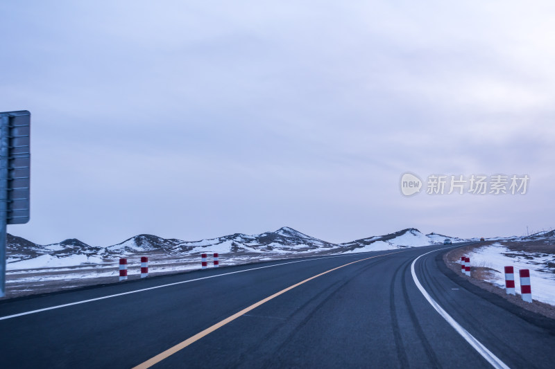 冬季雪地里的公路