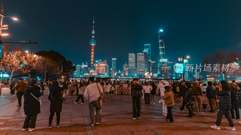 夜晚的上海外滩人群与璀璨陆家嘴夜景