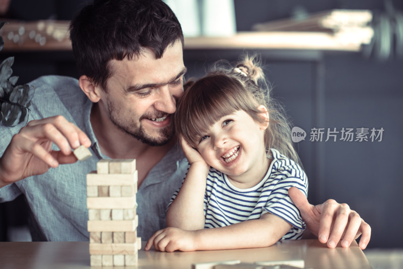 父女一起玩积木