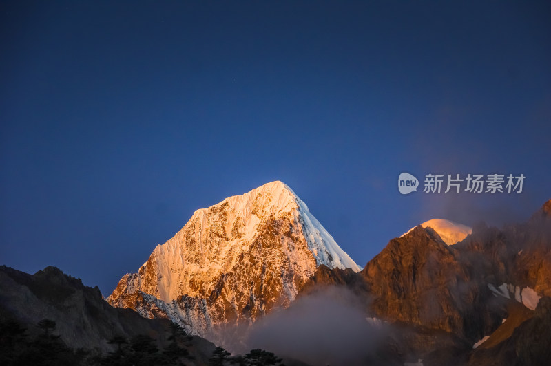 雪山日照金山自然风景