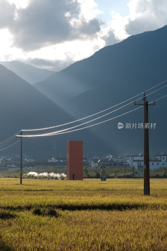 云南大理喜洲田野远山与乡村景象