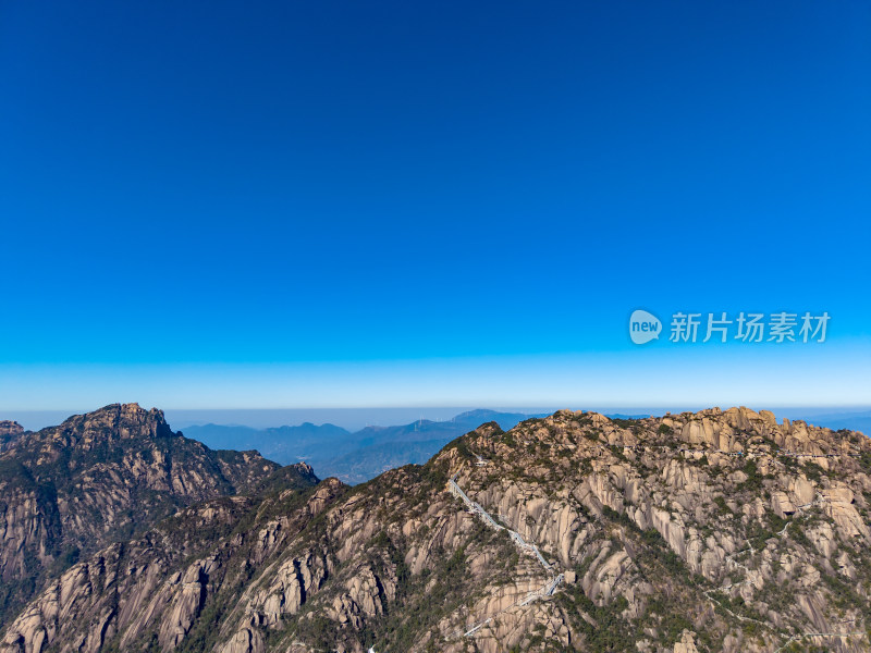 险峻陡峭山峰航拍图