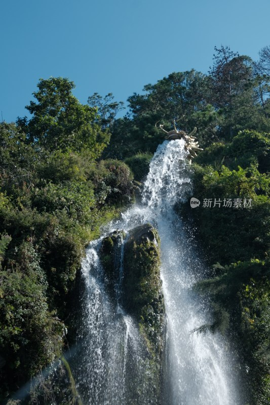 云南大理将军洞景区山林中龙头造型瀑布景观