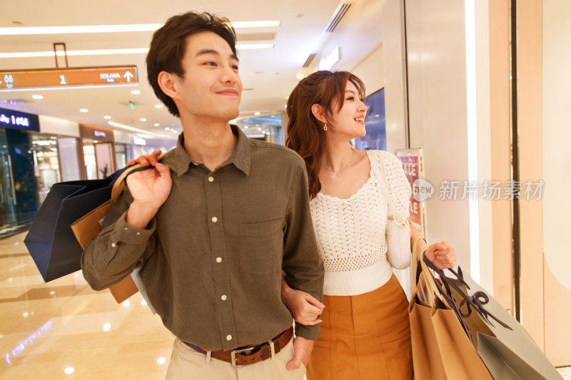 青年情侣在商场里购物