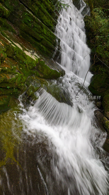 大山河流溪水水流慢速