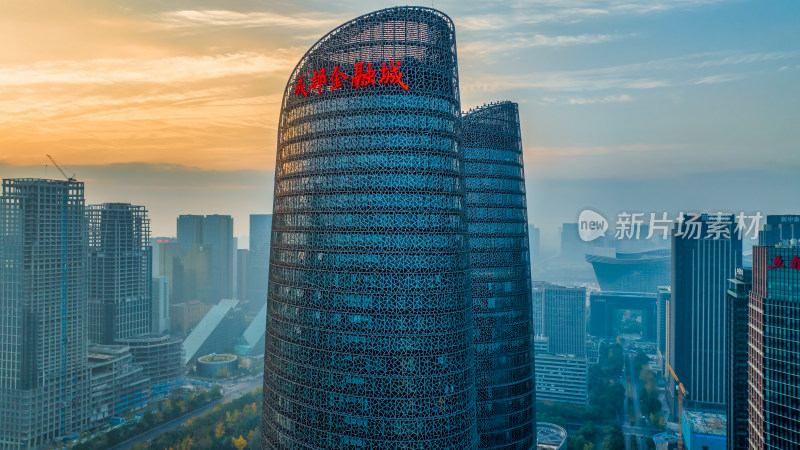 四川省成都金融城标志性建筑双子塔清晨风光