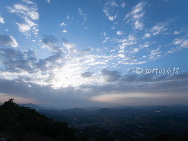 山顶眺望蓝天白云远山景象