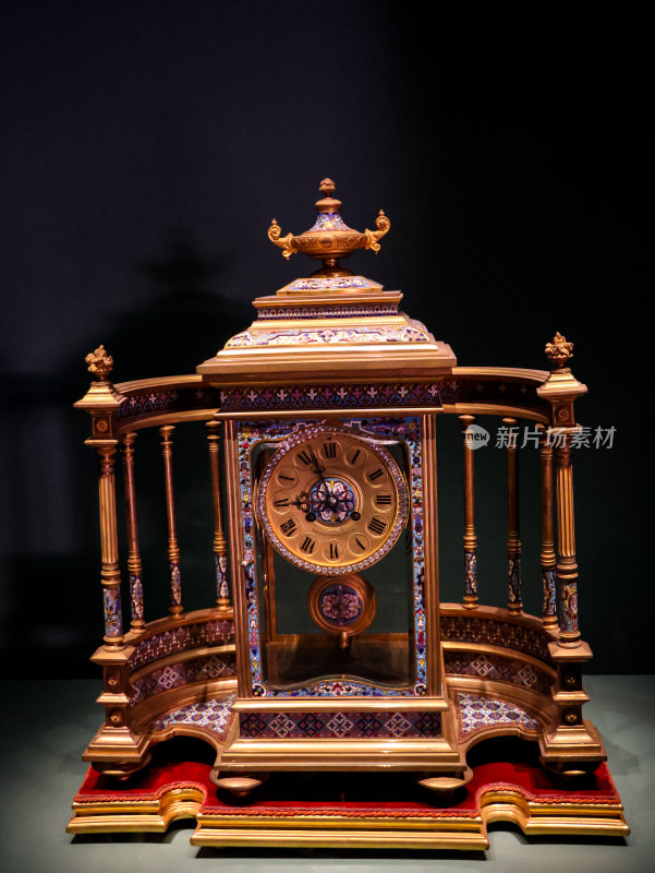 故宫博物院法国铜镀金珐琅围屏式钟