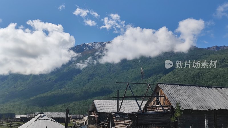 山村木屋建筑与壮丽山脉的自然景象