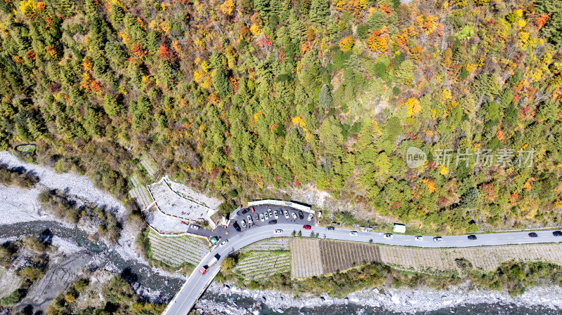 四川阿坝理小路的道路航拍