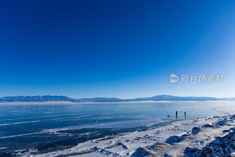 新疆冬季赛里木湖雪景雪山冰湖蓝冰日照金山