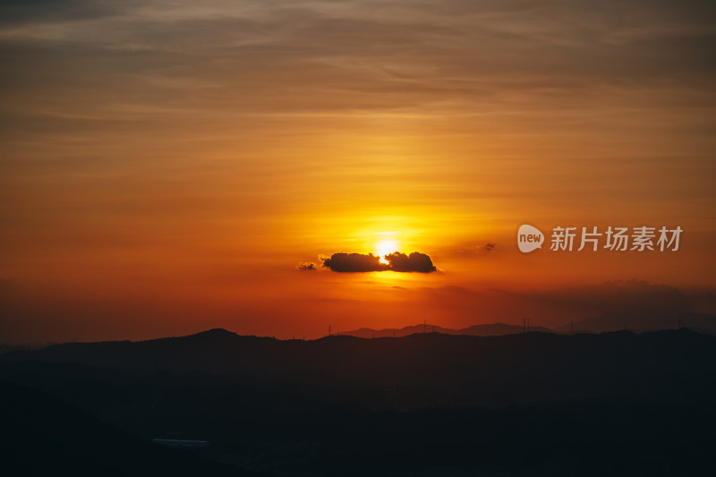 黄昏时分太阳完全落下群山后的天空场景