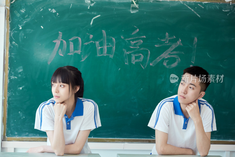 教室里讲台上为高考加油激励的高中生