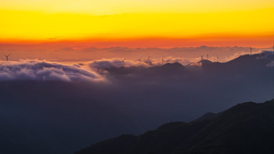山间云海与风力发电机日出景象