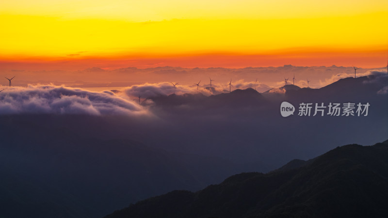 山间云海与风力发电机日出景象