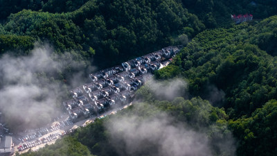 大山中的民宿建筑航拍