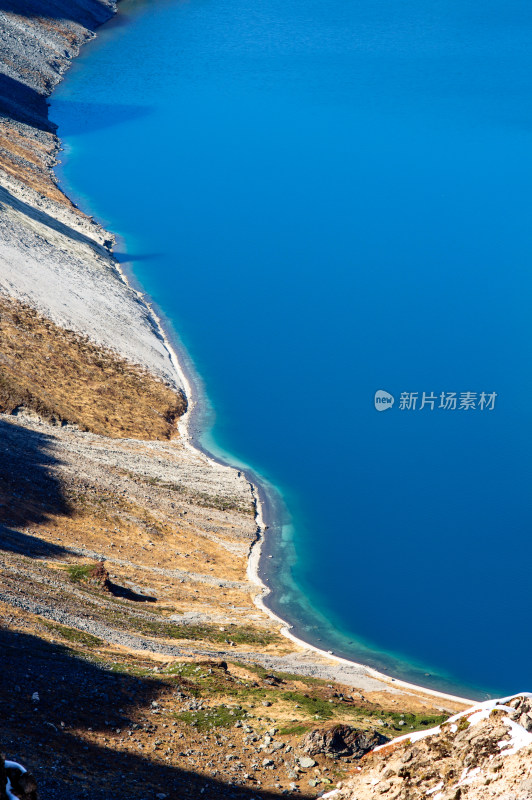 长焦拍摄长白山天池蓝色火山湖局部特写