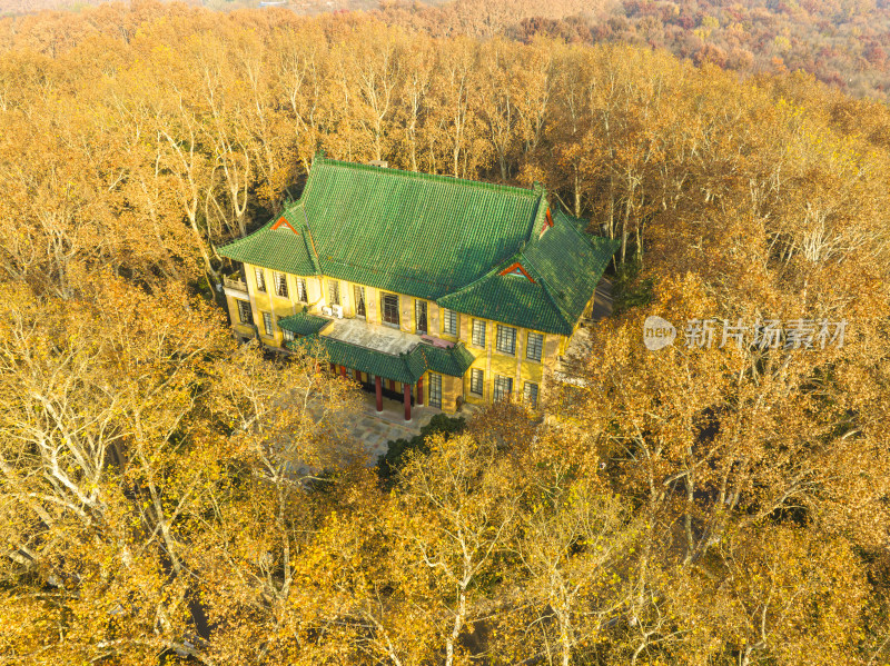 航拍秋季清晨南京中山陵风景区美龄宫