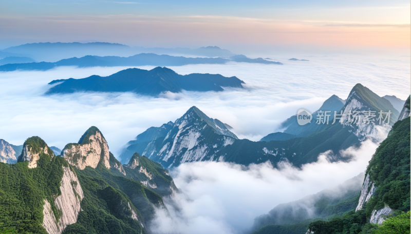 云雾缭绕的壮丽华山山景