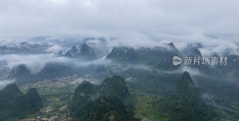 云雾缭绕的桂林群峰