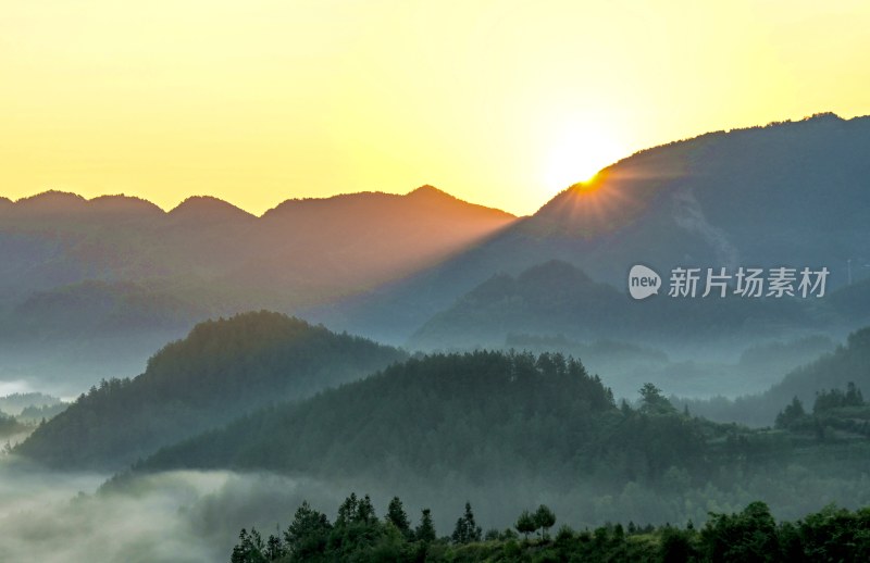 重庆酉阳：破晓时分的壮丽山河