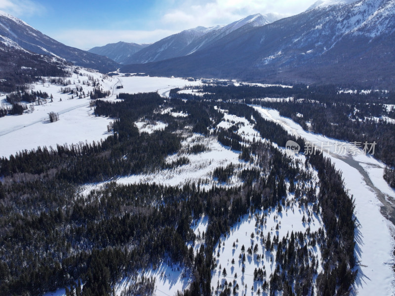 新疆阿勒泰喀纳斯雪景神仙湾晨雾雪山森林