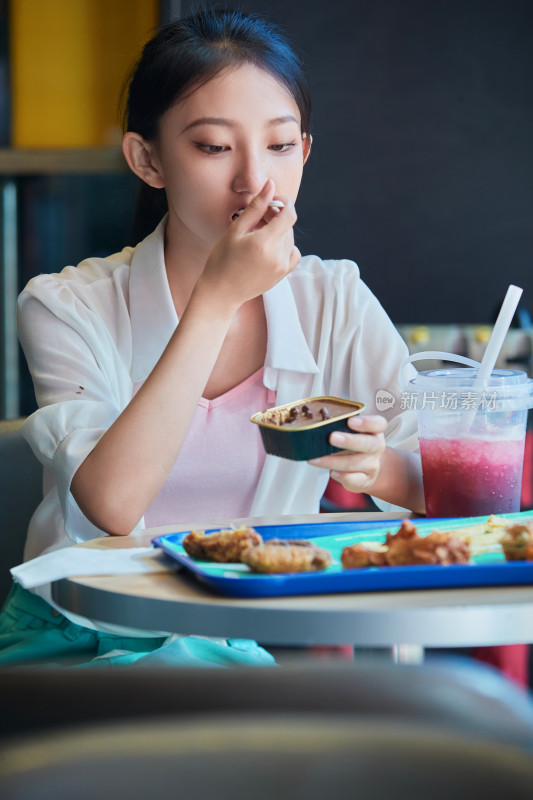 在商场快餐厅大吃特吃的中国可爱少女人像