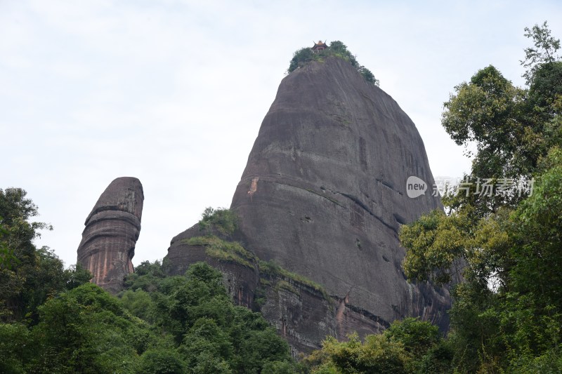 广东韶关：“天下第一奇石”丹霞山阳元石